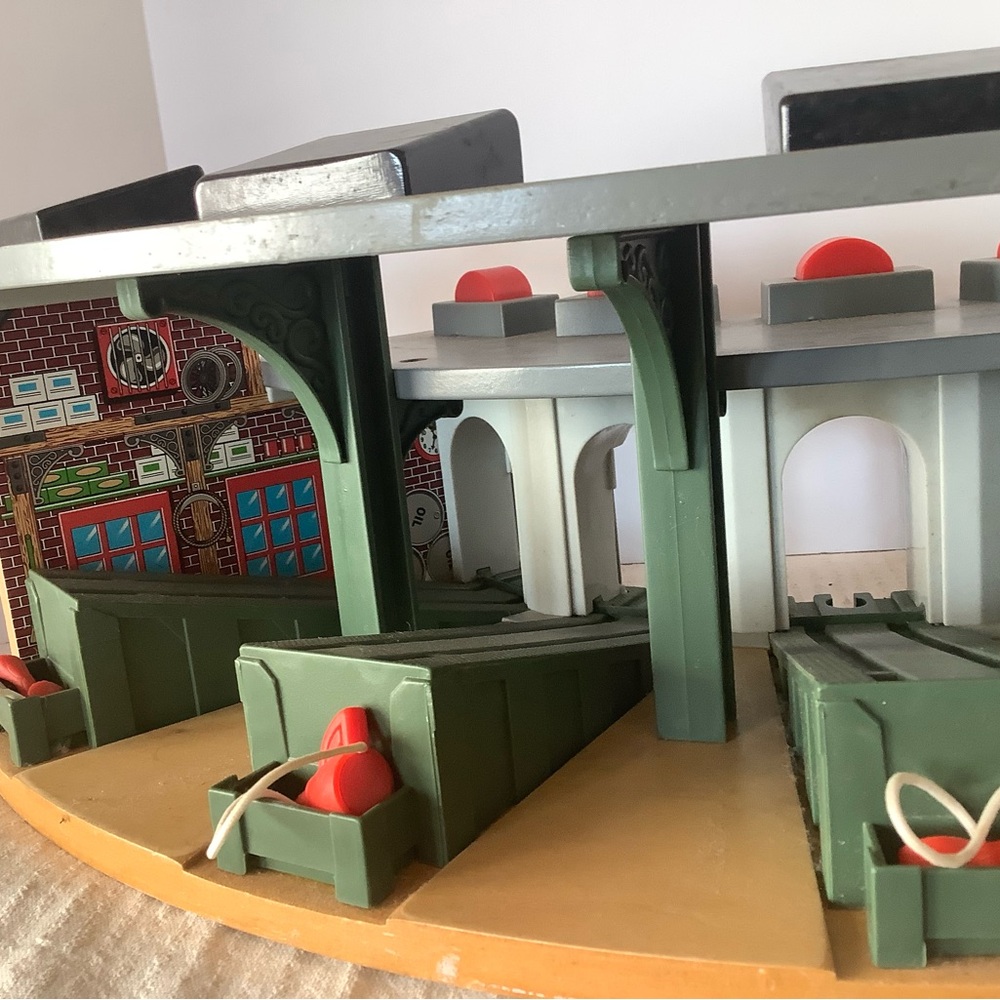Thomas Tidmouth Engine Shed. Bundle with Trains shown that r in separate listing - Picture 12 of 15